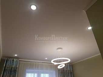 классический натяжной потолок 10
